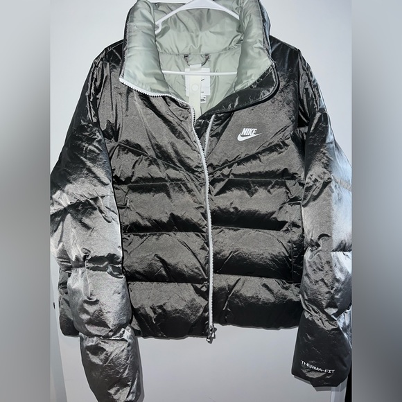 -BRAND NEW WITH TAGS- NIKE Woman’s XL Silver Metallic Puffer Jacket - Picture 15 of 15